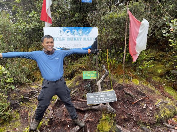 PNS Basarnas berhasil mendaki 7 Summits Indonesia